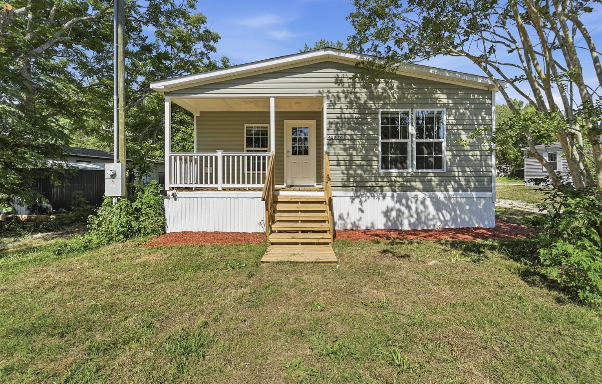 Covered porch home in suburban neighborhood — Marion County